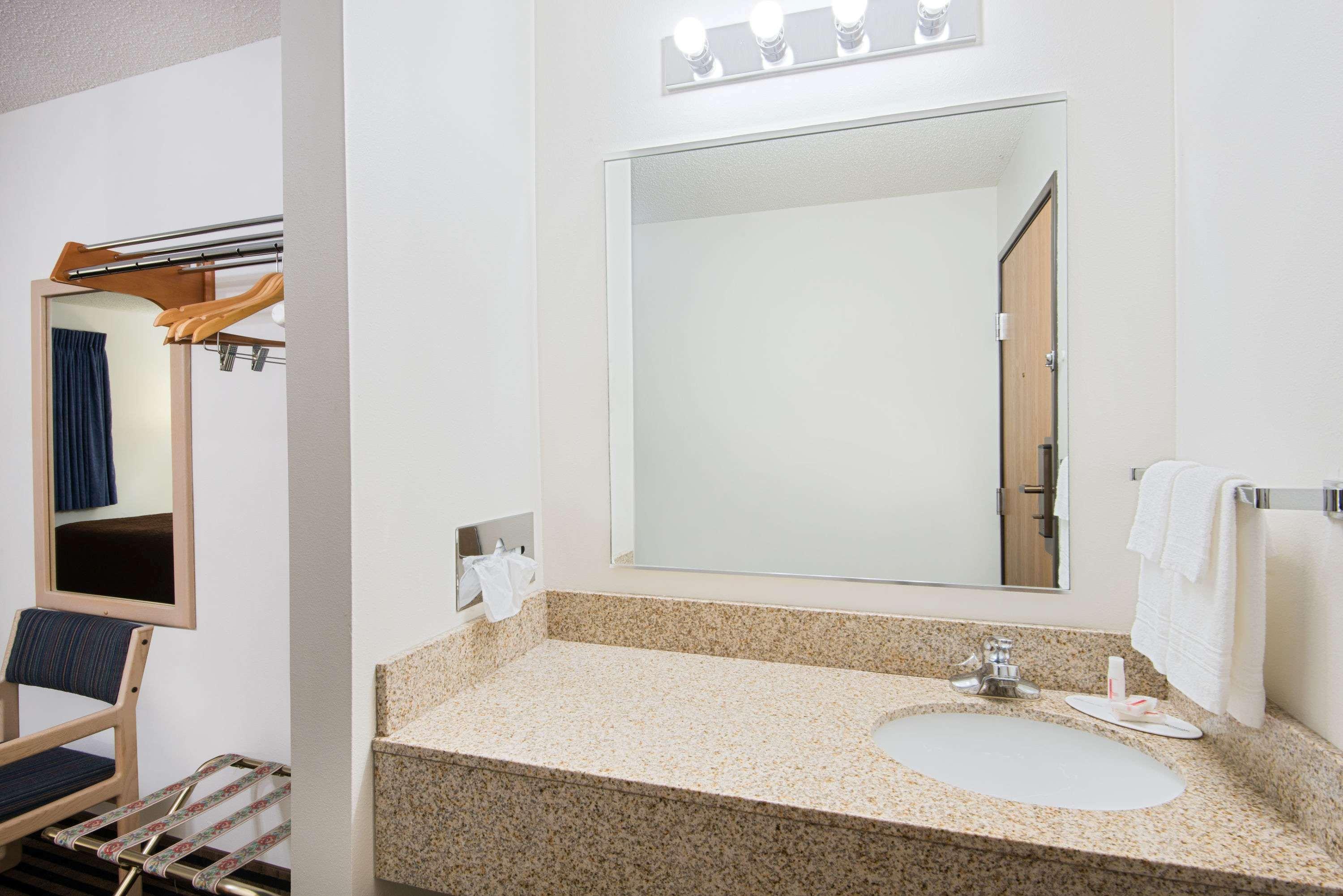 Super 8 By Wyndham Humboldt Hotel Ngoại thất bức ảnh