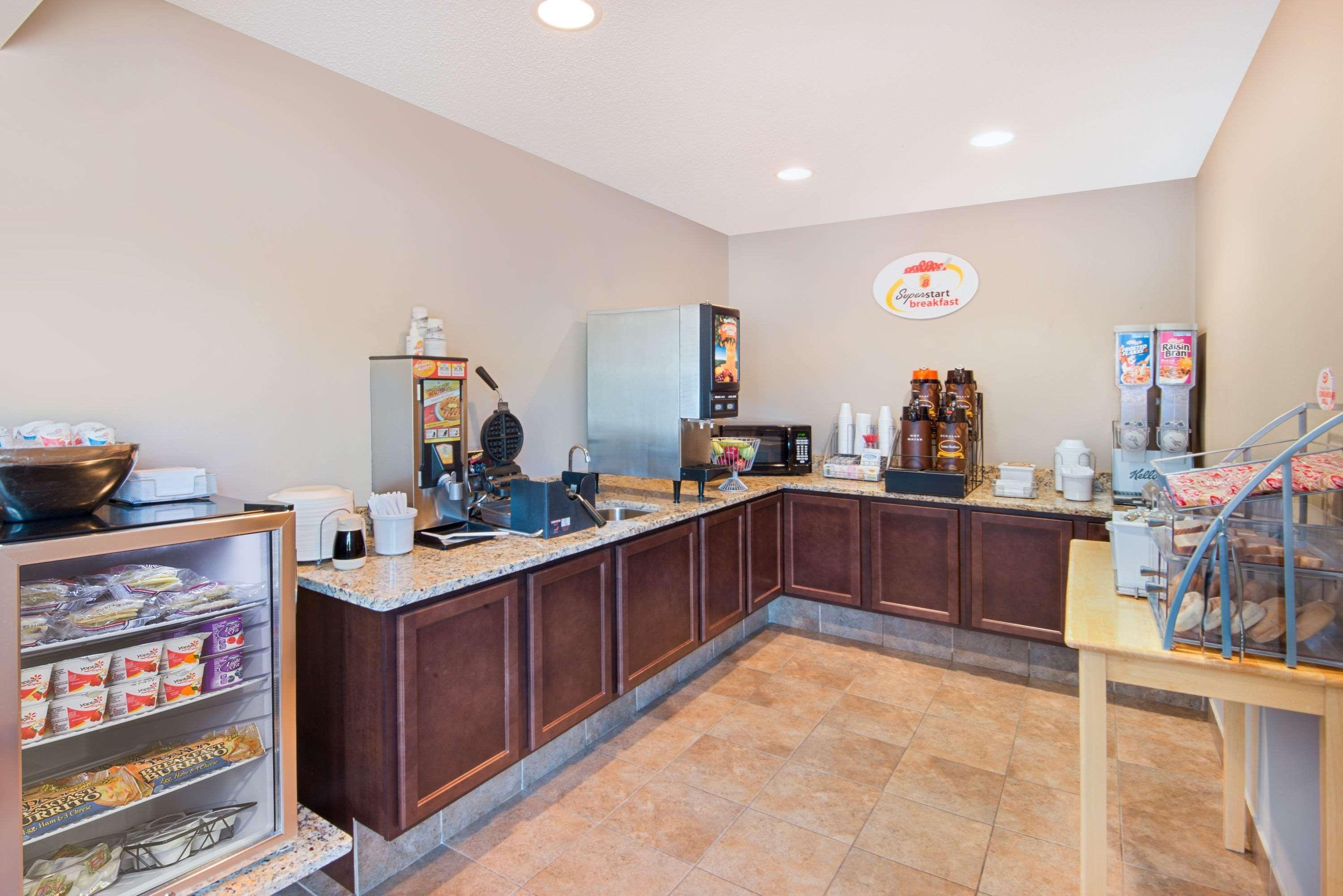 Super 8 By Wyndham Humboldt Hotel Ngoại thất bức ảnh
