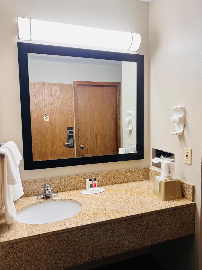 Super 8 By Wyndham Humboldt Hotel Ngoại thất bức ảnh