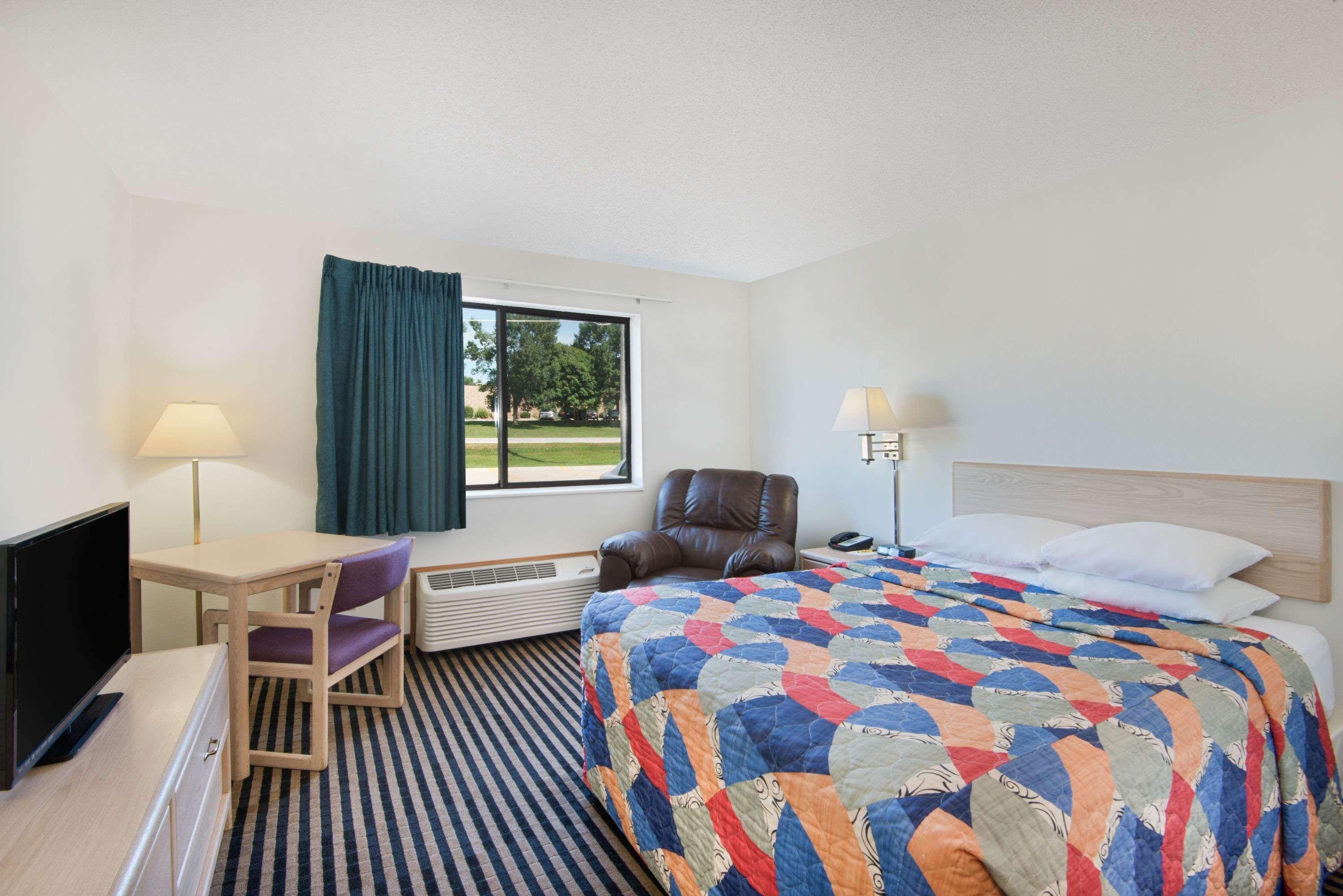 Super 8 By Wyndham Humboldt Hotel Ngoại thất bức ảnh