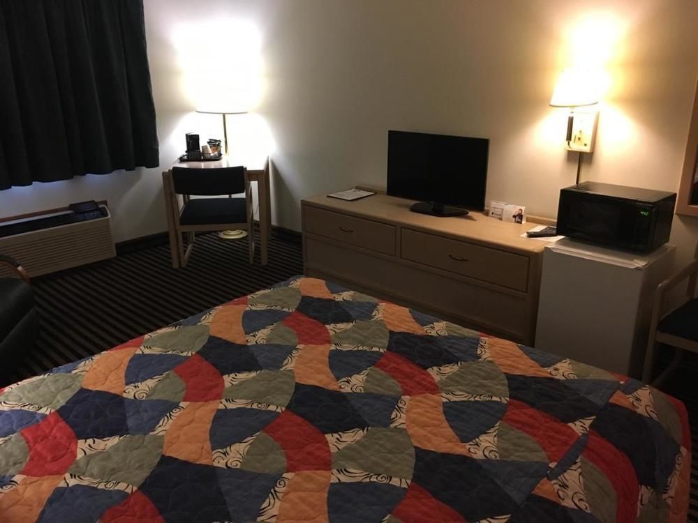 Super 8 By Wyndham Humboldt Hotel Ngoại thất bức ảnh