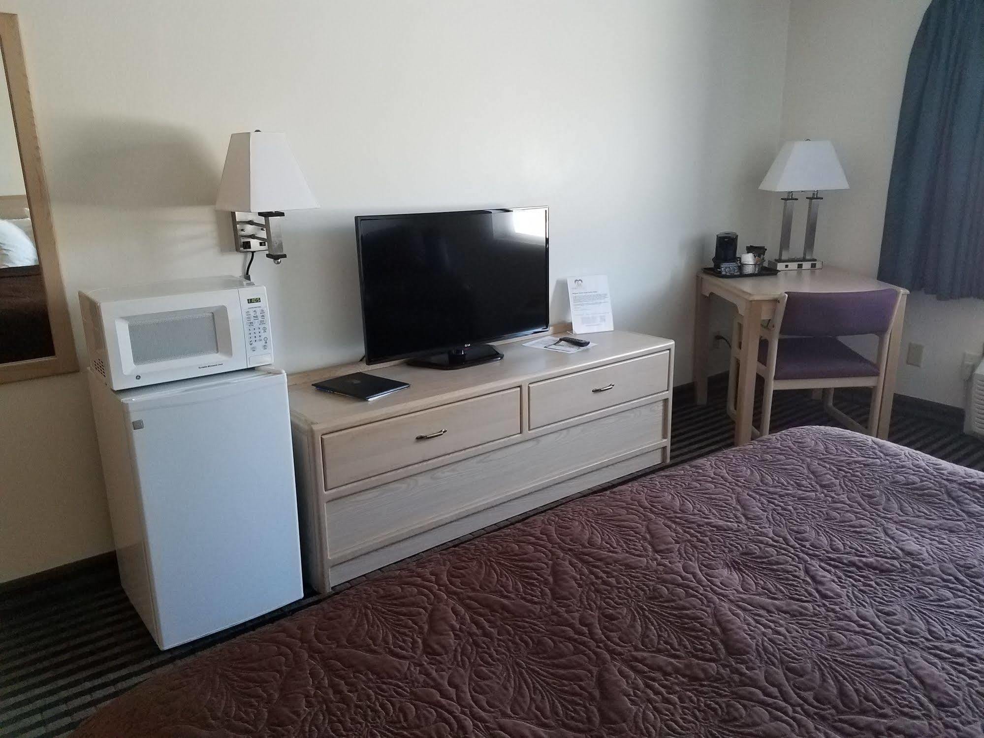 Super 8 By Wyndham Humboldt Hotel Ngoại thất bức ảnh